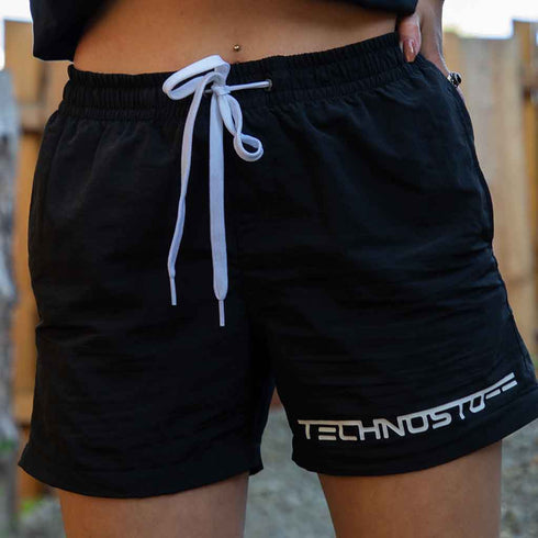 Frau in Technostoff Badehose in schwarz für Festival und Sommer